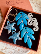 Charger l'image dans la galerie, Kit/Cadeau « duo de pépites » - 3 pampilles + créoles (bleu-crème-argenté )