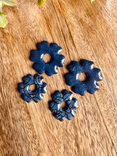 Charger l'image dans la galerie, Duo de pépites doubles mini fleurs (bleu jean)