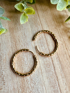 Créoles martelées rondes (23-mm/dorées)