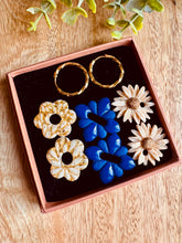 Charger l'image dans la galerie, Kit/Cadeau « duo de pépites » - 3 pampilles + créoles(crème -bleu électrique-doré)
