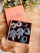 Charger l'image dans la galerie, Kit duo de pépites - trois lots de pampilles &amp; créoles (bleu-gris-argenté)
