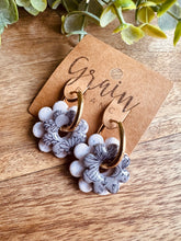 Charger l'image dans la galerie, Créoles &amp; doubles fleurs (gris crème &amp; créoles dorées)