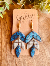 Charger l'image dans la galerie, Boucles d’oreilles en polymère (bleu-creme-doré)