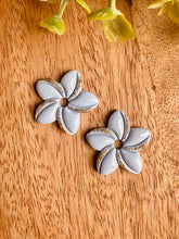 Charger l'image dans la galerie, Duo de pépites fleurs de Tiaré 🌺 (bleu ciel doré)