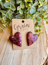 Charger l&#39;image dans la galerie, Boucles coeur en résine🤍 (paillettes bordeaux)