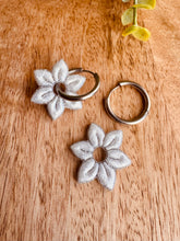 Charger l'image dans la galerie, Duo de pépites « jolie fleur » (argenté /blanc)