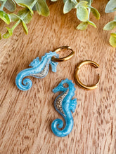 Charger l'image dans la galerie, Duo de pépites hippocampe (bleu doré paillettes)