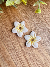 Charger l'image dans la galerie, Duo de pépites fleurs de Tiaré 🌺 (blanc coeur jaune)