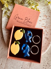 Charger l'image dans la galerie, Kit/Cadeau « duo de pépites » - 2 pampilles + créoles- (bleu-jaune-argenté )
