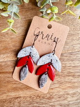 Charger l'image dans la galerie, Boucles d’oreilles en polymère (crème-rouge-gris)