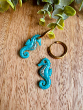 Charger l'image dans la galerie, Duo de pépites hippocampe (turquoise doré paillettes)