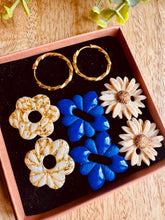Charger l'image dans la galerie, Kit/Cadeau « duo de pépites » - 3 pampilles + créoles(crème -bleu électrique-doré)