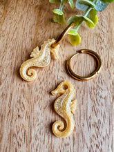 Charger l'image dans la galerie, Duo de pépites hippocampe (jaune doré paillettes)