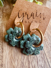 Charger l'image dans la galerie, Créoles &amp; doubles fleurs (Léo &amp; vert créoles dorées)