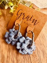 Charger l'image dans la galerie, Créoles &amp; doubles fleurs (bleu acier créoles argentées )