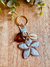 Charger l'image dans la galerie, Bijou de sac / porte-clés (doré -blanc)